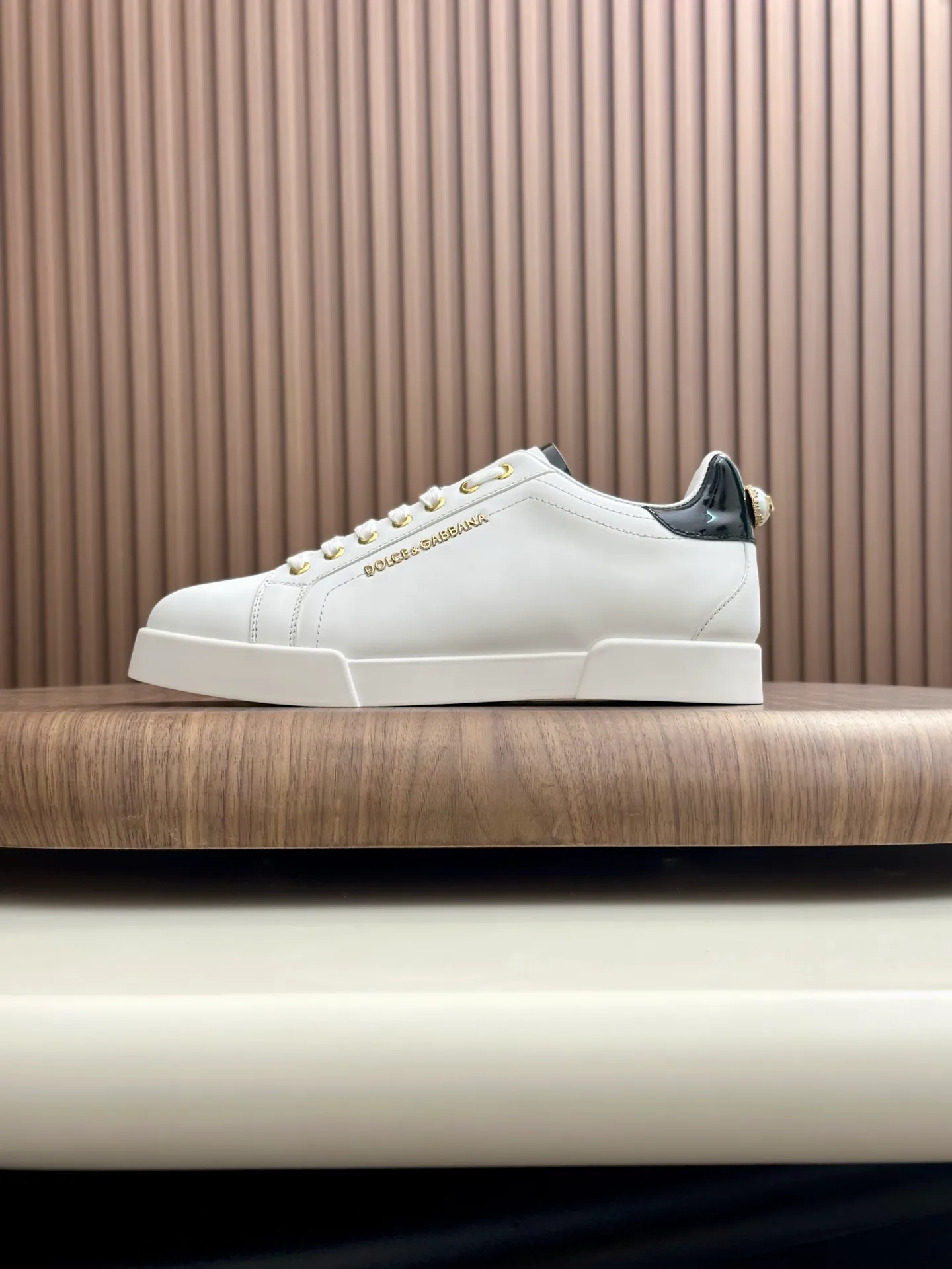 New product 💰800 DG Dolce & Gabbana men's shoes 💰ortofino calfskin sneakers ♞size; 39~44 (customized 38.45.46) Iconic men's shoes 💰ortofino series of sneakers, classic and timeless style, now presented with fashionable details. The calfskin engraved DG logo is a subtle finishing touch. Men's shoes💰ortofino calfskin sneakers: